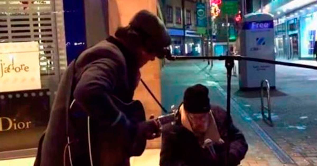 Músico callejero accede para que un vagabundo cante con él, su voz impacta a..
