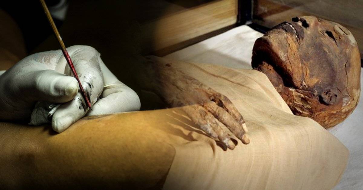 Encuentran una momia de 3 mil años de antigüedad con tatuajes