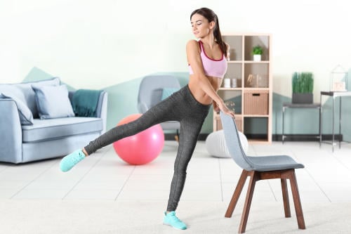 6 ejercicios con una silla para tener el abdomen plano y fuerte en una semana