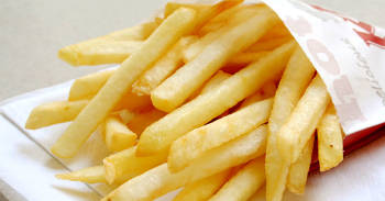 joven ciego comer papas fritas