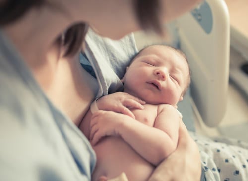 El extraño caso de una bebé que nació embarazada de su hermano gemelo