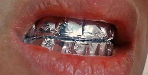 Te sorprenderá ver que es lo que pasa con los dientes cuando les pones papel ..