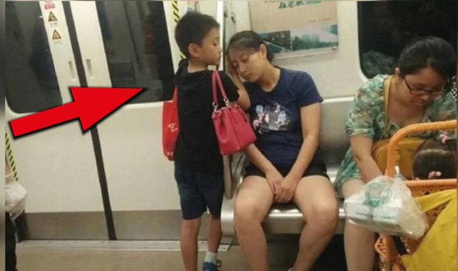 Mira la reacción de este niño al ver a esta señora durmiendo