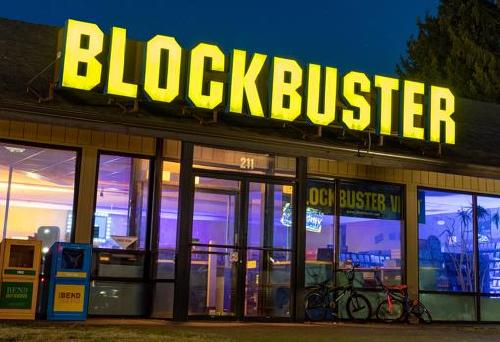 Puedes pasar la noche en el último Blockbuster del mundo