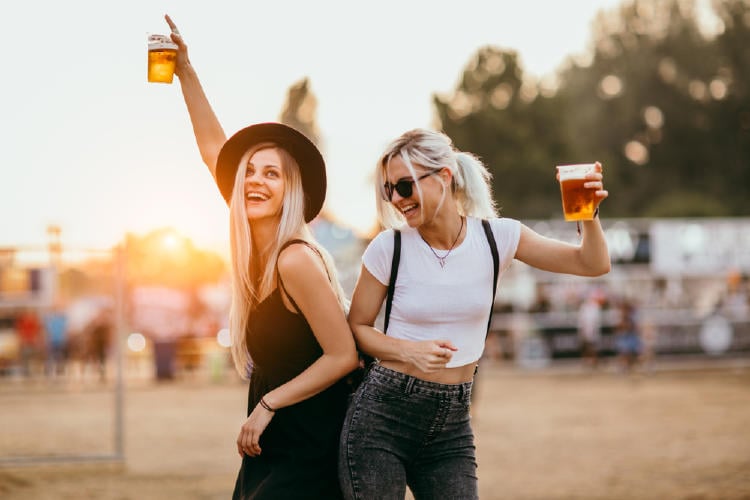 cerveza mujeres amigas