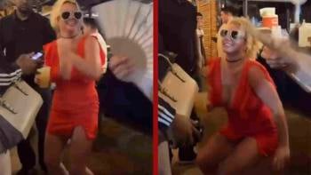Captan a Britney Spears bailando banda en un bar de Mexico