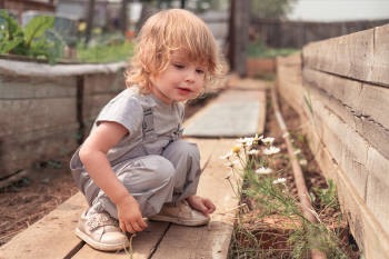 niño jardin