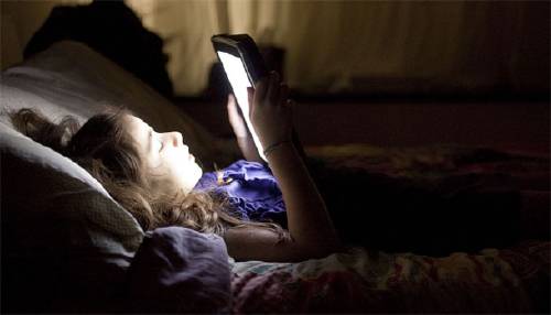 Esto es lo que pasa al dormir con el móvil encendido