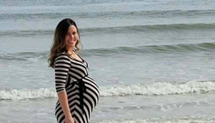 Le tomó una foto a su esposa embarazada en la playa  y nunca pensó quién se..
