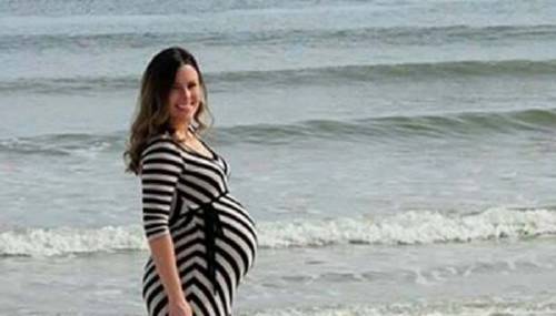 Le tomó una foto a su esposa embarazada en la playa y nunca pensó quién se..