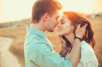 pareja besandose pareja besandose