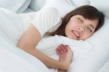 bruxismo bruxismo mujer dormir