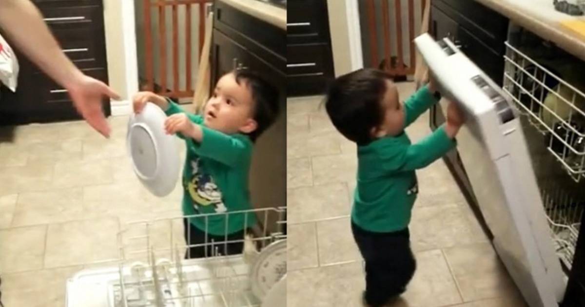 Este encantador niño ayuda felizmente a su papá en la cocina
