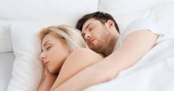 significado emocional dormir cucharita pareja