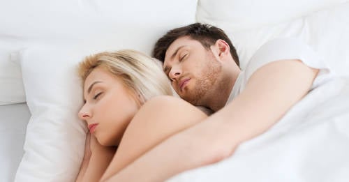 ¿Cuál es el significado de dormir en cucharita con tu pareja?