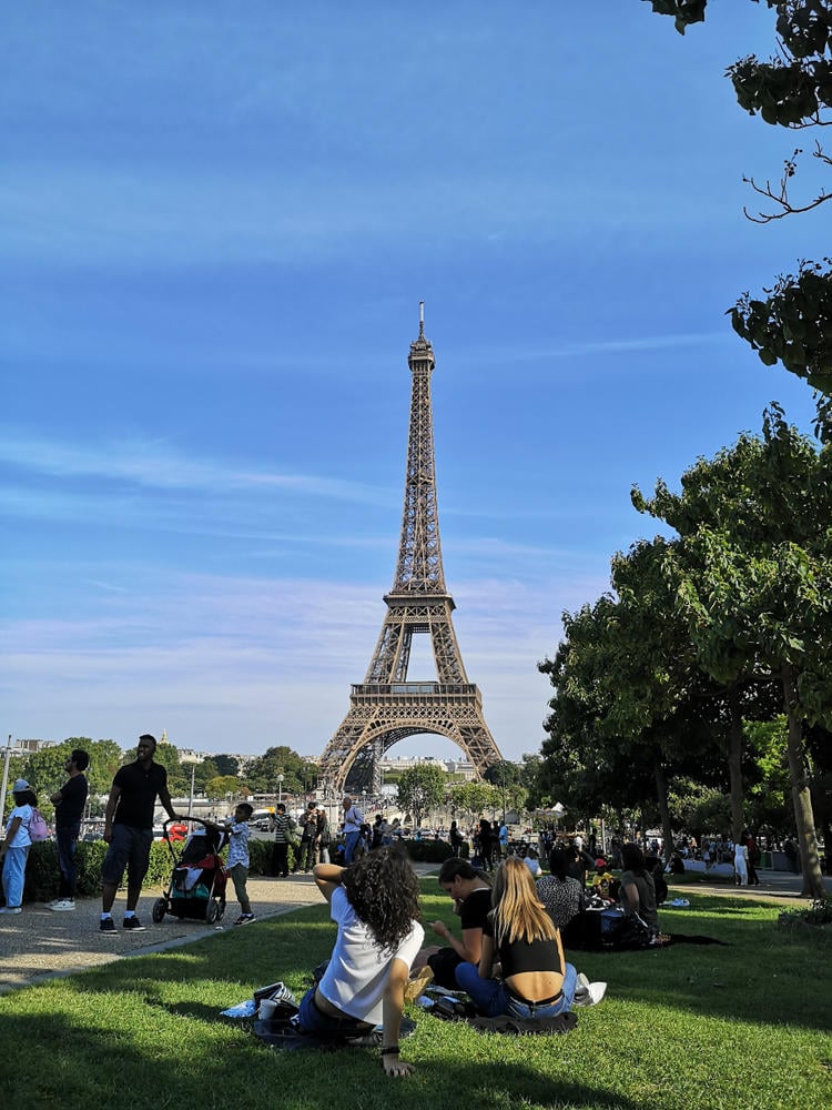 Muchos turistas alrededor de la torre Eiffel