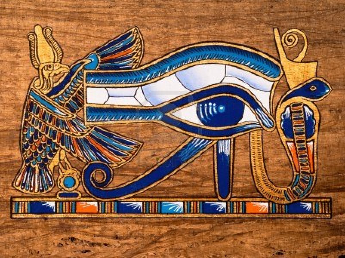 ojo de horus en un pairo egipcio