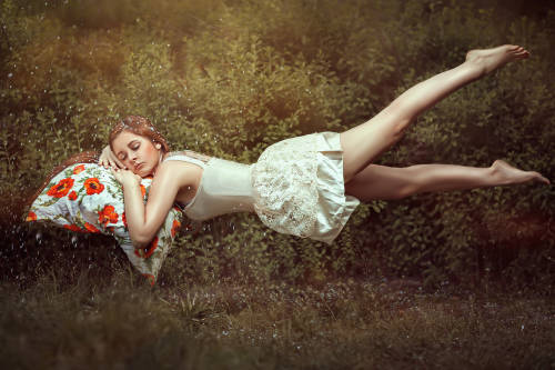 mujer dormir sueña Una mujer dormida levitando