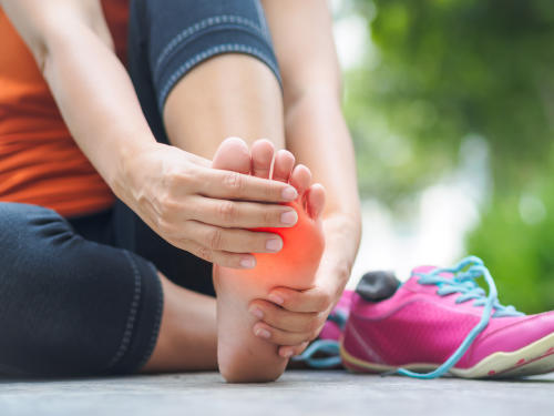Cura el dolor de rodillas, cadera y pies en 5 minutos con estos ejercicios