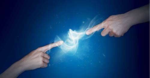 Descarga eléctrica cuando dos personas se tocan Descarga eléctrica cuando dos personas se tocan