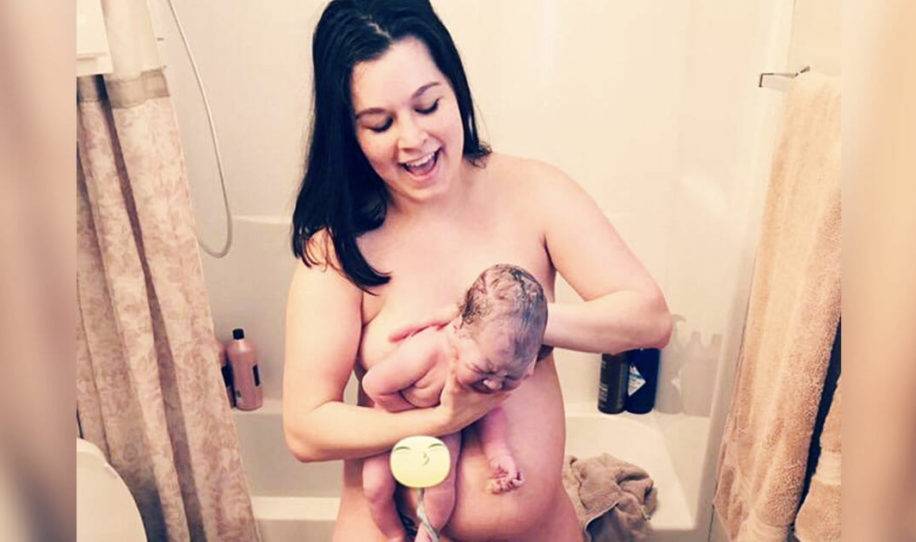 Fotografían a madre en el baño sin ropa - el detalle en la foto reventó las..