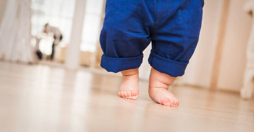 Según la ciencia, andar descalzos ayuda al desarrollo de los niños