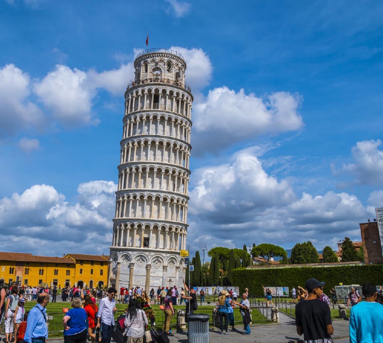 Turistas alrededor de la Torre de Pisa tratando de tomarse una foto Turistas alrededor de la Torre de Pisa tratando de tomarse una foto