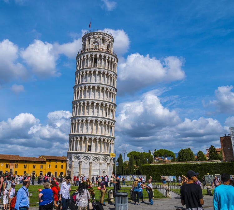 Turistas alrededor de la Torre de Pisa tratando de tomarse una foto