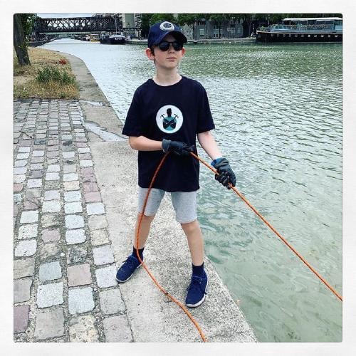 Niño de 10 años limpia el río Sena con imanes