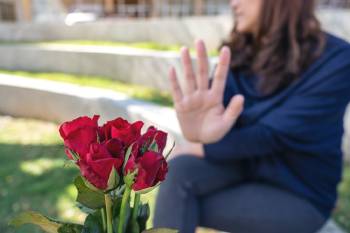 mujer rechazo rosas amor