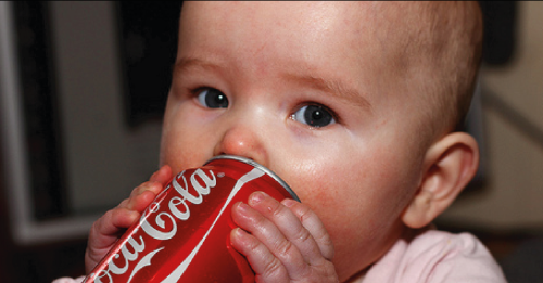 Los médicos están pidiendo a los padres que no les den coca-cola a sus hijos..