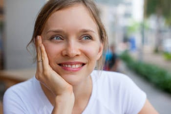 pensamientos positivos bella mujer rubia de ojos celestes sonrie y piensa positivamente