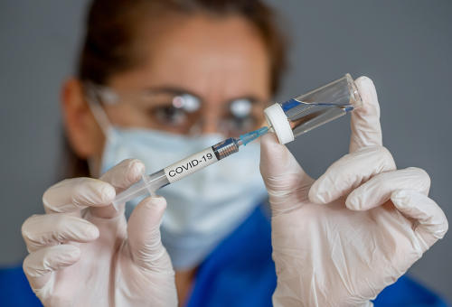 Covid-19: murió un voluntario en prueba de vacuna de Oxford en Brasil