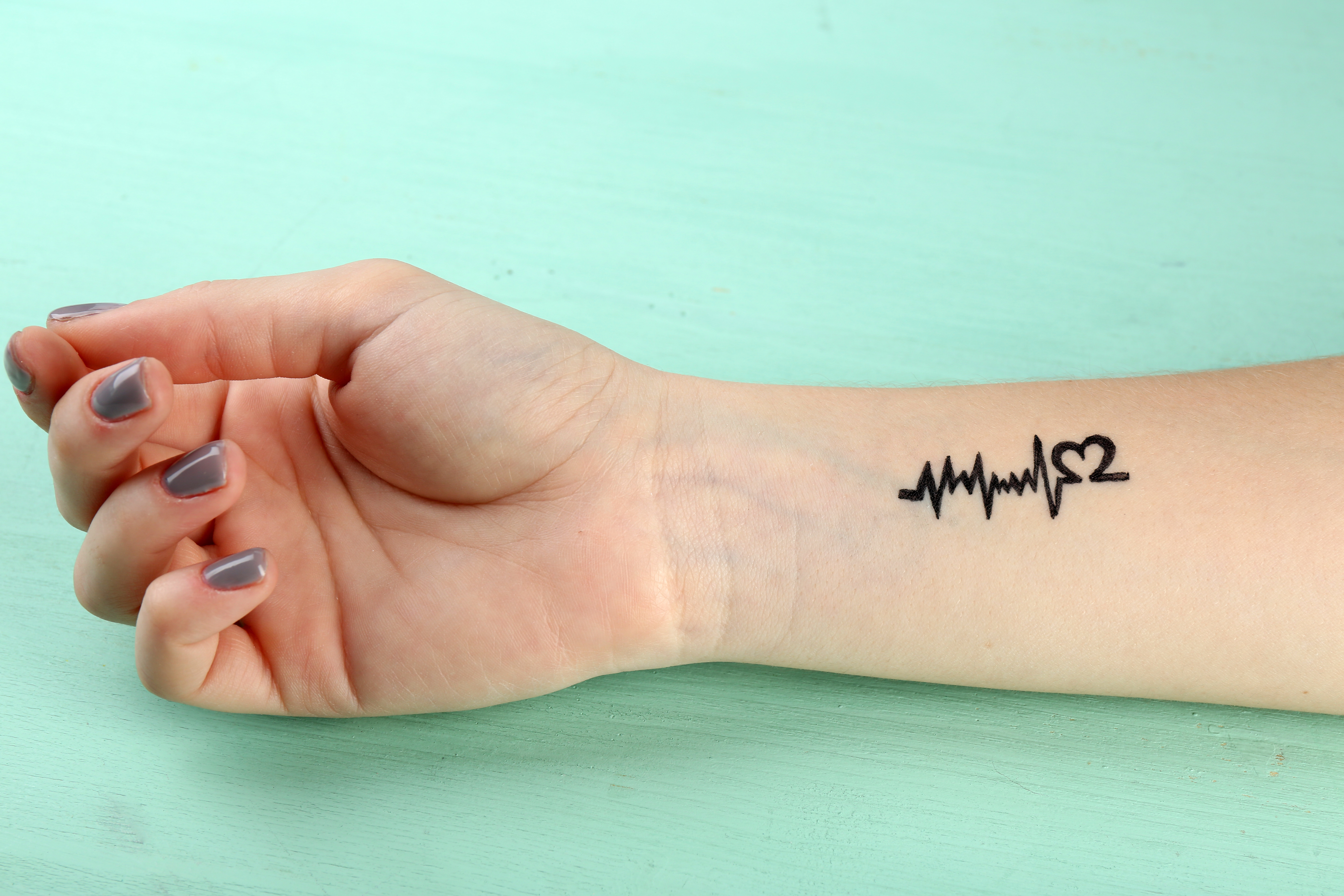 Tatuajes minimalistas y delicados en las manos para chicas | Mentes Curiosas