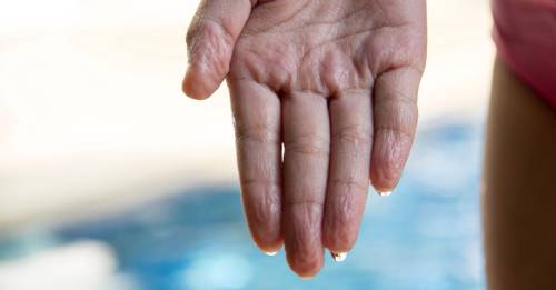 dedos arrugados agua dedos arrugados agua