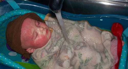 Madre dejaba a su bebé durmiendo en el fregadero toda la noche, pero era la