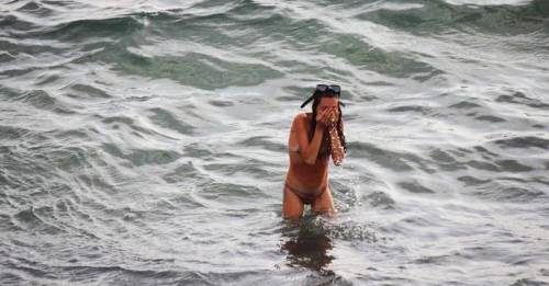 Esta mujer dio a luz en una playa de Egipto en frente de todos (y no fue casua..