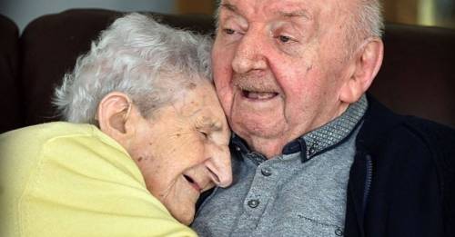 Una mujer de 98 años se mudó a un geriátrico para cuidar a su hijo de 80