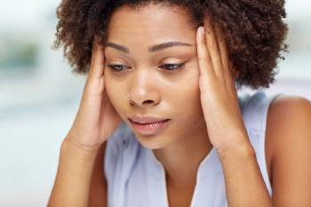 dolor de cabeza Una mujer con dolor de cabeza