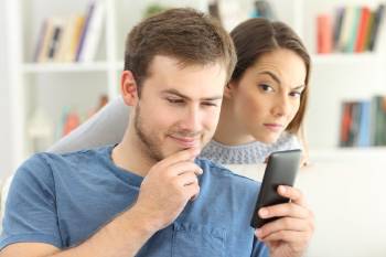 mujer hombre celular celos mujer hombre celular celos