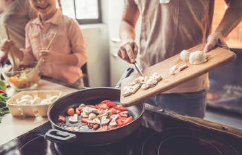 familia cocinando