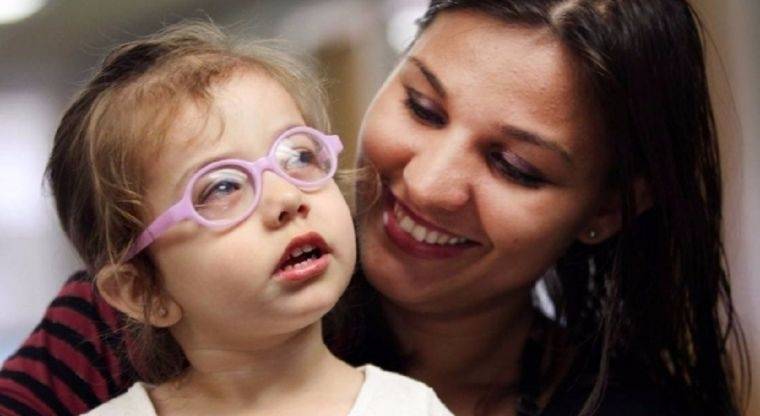 Momento en el que una niña ciega ve por primera vez a su madre