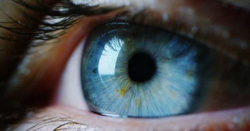 La tribu con una mutación genética que causa sorpresa por sus ojos azules y brillantes