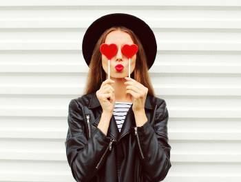 mujer amor corazones Así viven el amor los jóvenes