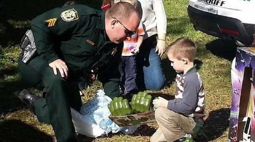Nadie asistió a la fiesta de este pequeño niño con autismo así que su madr..