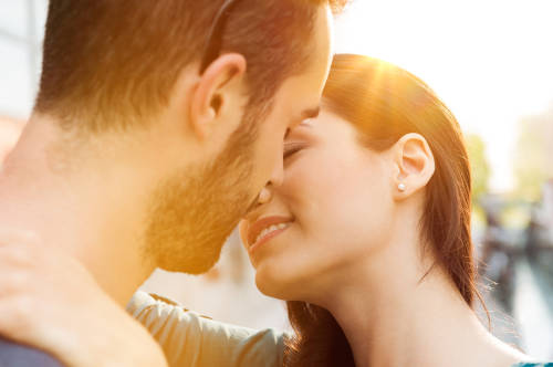 Un estudio explica por qué besamos con los ojos cerrados