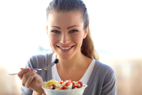 mujer bowl frutas