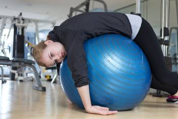 mujer pelota gimnasio cansancio