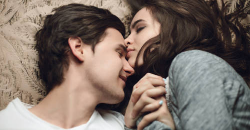 6 cosas comunes gente hace despues sexo pareja enamorada descansando en la cama