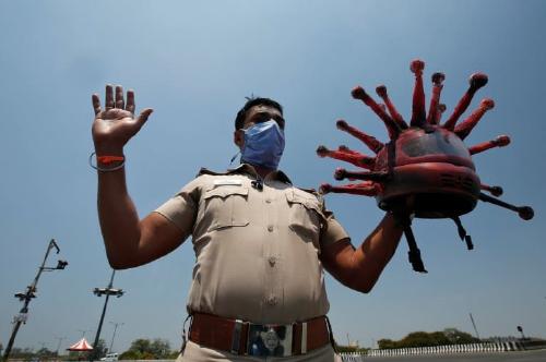 Policía usa casco de coronavirus para que las personas se queden en casa